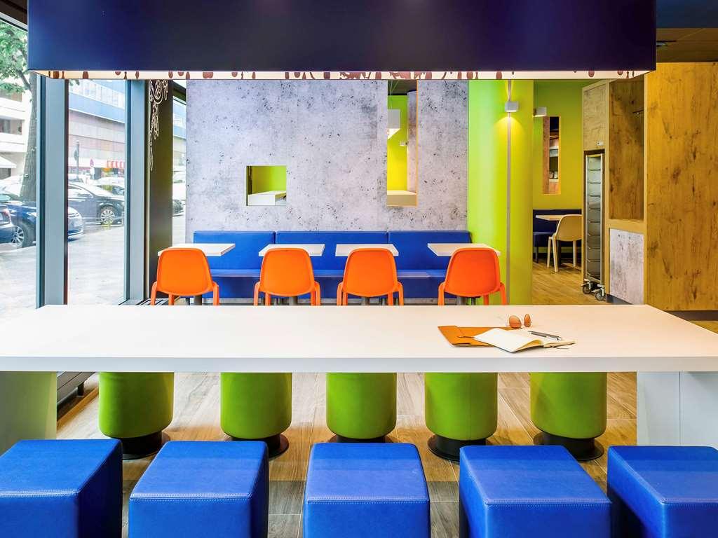 Ibis Budget Lyon Est Бено Ресторан фото